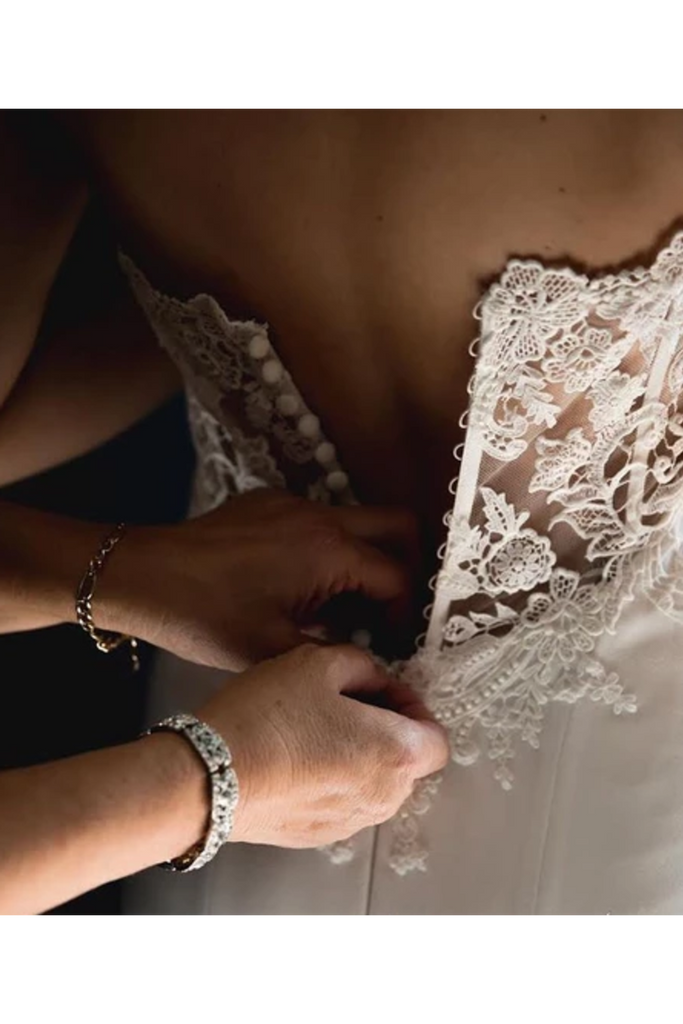 Vestido de novia de novia con apliques de raso tren capilla