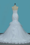 2024 magníficos vestidos de novia sirenas / trompeta correas espaguetis con botón cubierto