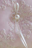 En almohadilla del anillo de encaje con cintas y perlas