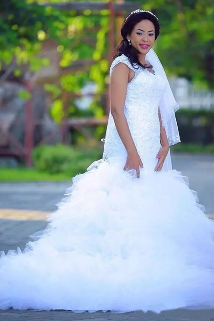 2022 Vestidos de novia de la sirena V cuello Tulle con Applique Corte tren