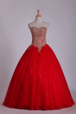 2024 Sweetheart Quinceañera vestidos de bola del vestido de tul con los granos y apliques longitud del piso Rojo