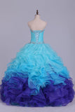 2024 Vestidos de quinceañera balón vestido de novia de la longitud del piso del Organza con rebordear Sash Volantes