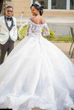 Vestido de novia blanco con hombros descubiertos y una línea de princesa con apliques