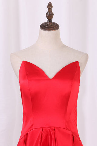 2024 Asymmetrical vestidos de fiesta V cuello rojo satinado