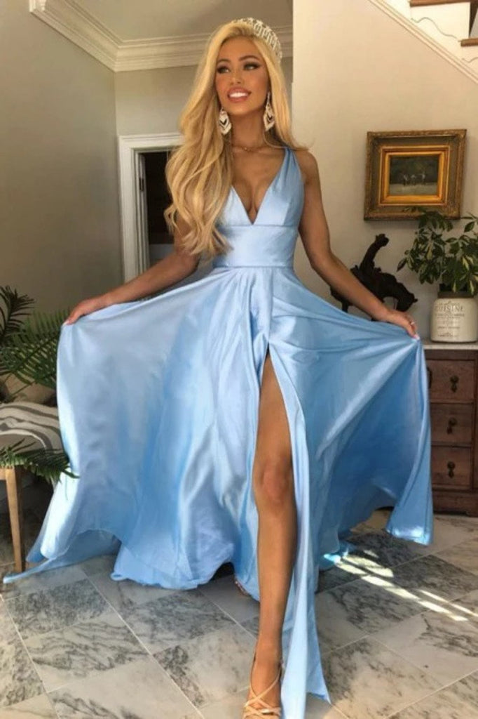 Encantador vestido de fiesta azul claro con escote en V y espalda abierta con abertura