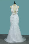 2024 Vestidos de novia de cuello en V Mermaid Tulle con apliques y flores hechas a mano