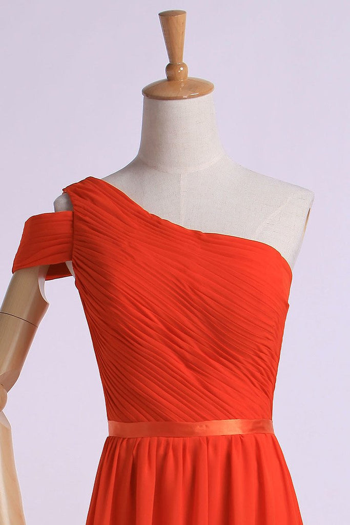 2022 de un hombro vestidos de dama de una línea de gasa blusa acanalada