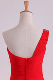 2024 Roja de un hombro vestidos de línea A Longitud de baile con rebordear piso de la gasa y volantes