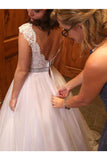 Elegante vestido de novia sin espalda de tul blanco con marco de cristal