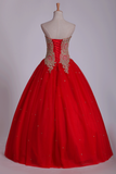 2024 Sweetheart Quinceañera vestidos de bola del vestido de tul con los granos y apliques longitud del piso Rojo