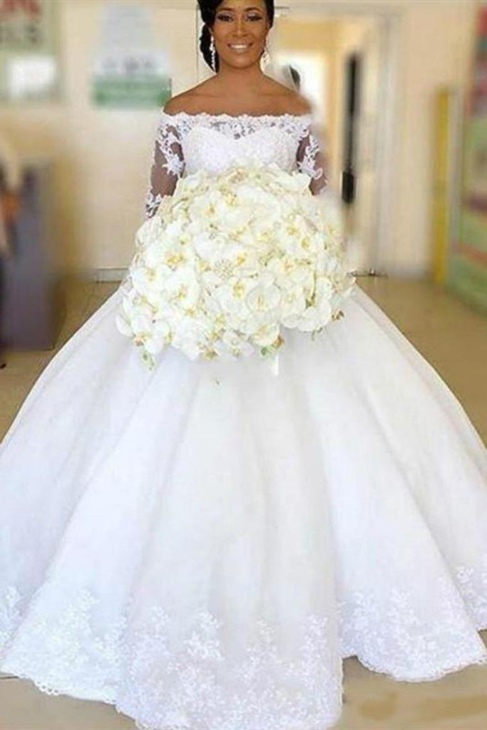 Vestido de novia blanco con hombros descubiertos y una línea de princesa con apliques